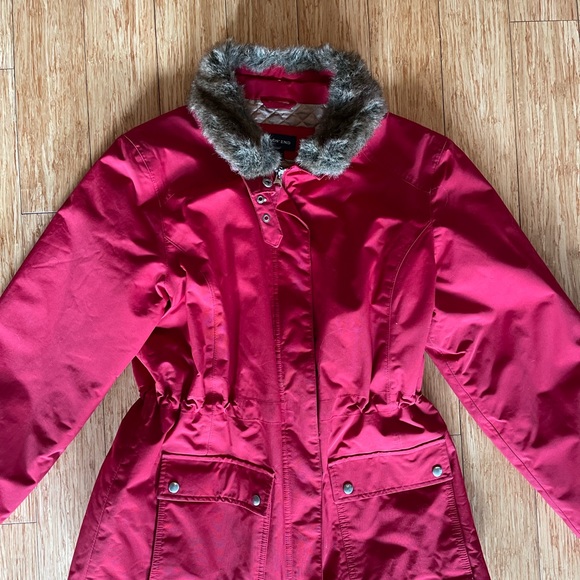 Red coat with adjustable waist and removable faux-fur collar - Picture 2 of 7